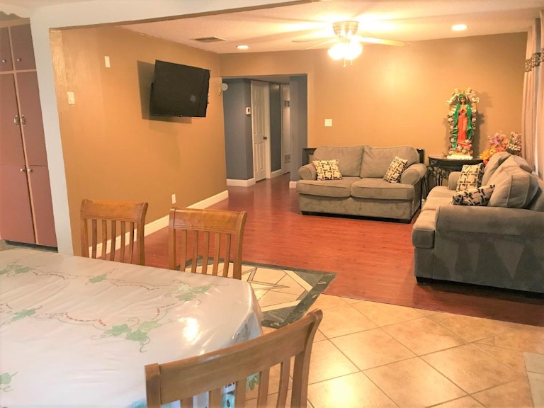 Photo 5 of 19 - 704 Barbara Way, Woodland, CA 95776