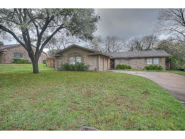 Photo 1 of 24 - 6936 Bal Lake Dr, Fort Worth, TX 76116