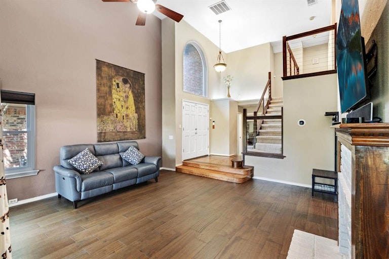 Photo 7 of 25 - 9001 Cumberland Dr, Irving, TX 75063