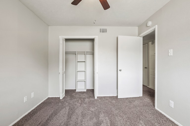Photo 13 of 25 - 309 Jasmine Ct, Burleson, TX 76028