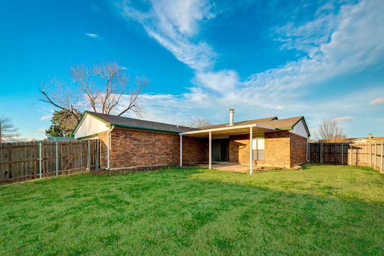Photo 6 of 28 - 708 Green Canyon Dr, Mesquite, TX 75150