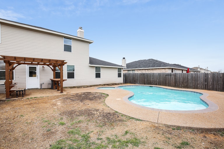 Photo 4 of 32 - 1300 Anna Lea Ln, Burleson, TX 76028