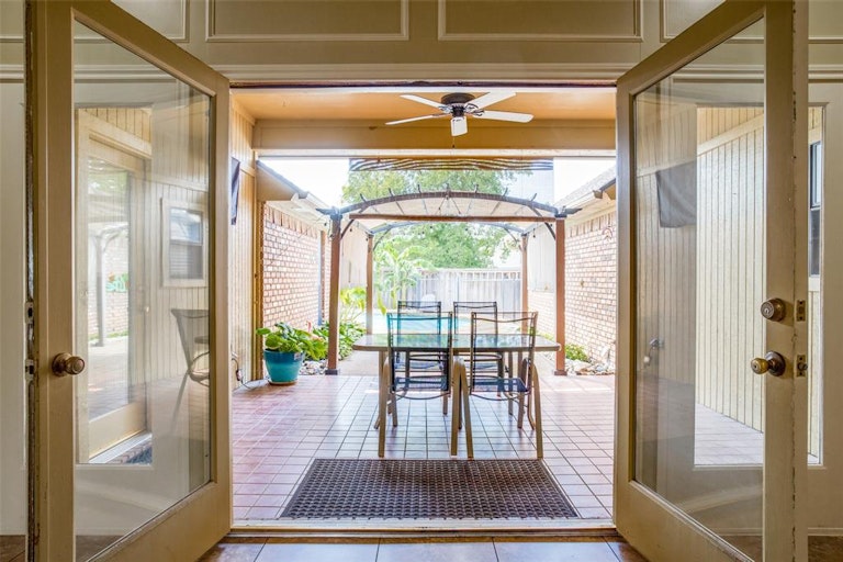 Photo 5 of 27 - 3825 Edgewater Dr, Bedford, TX 76021
