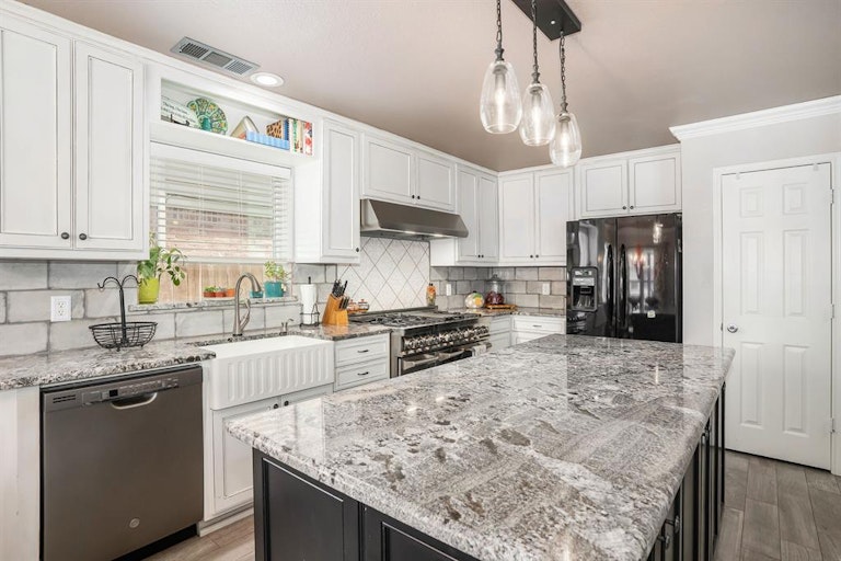 Photo 14 of 34 - 5901 Westgate Dr, Fort Worth, TX 76179