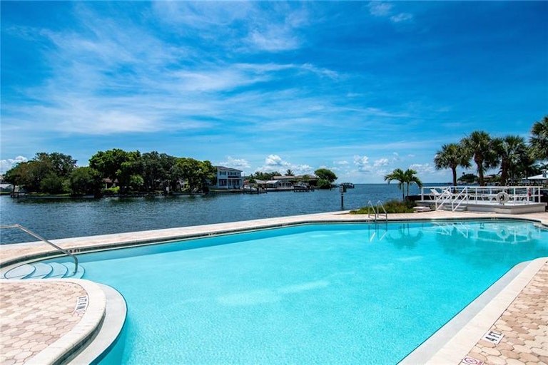 Photo 27 of 38 - 1365 Snell Isle Blvd NE #6D, Saint Petersburg, FL 33704