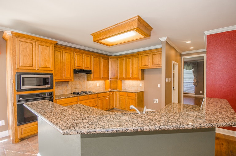 Photo 9 of 38 - 1320 Rusticwood Dr, Desoto, TX 75115