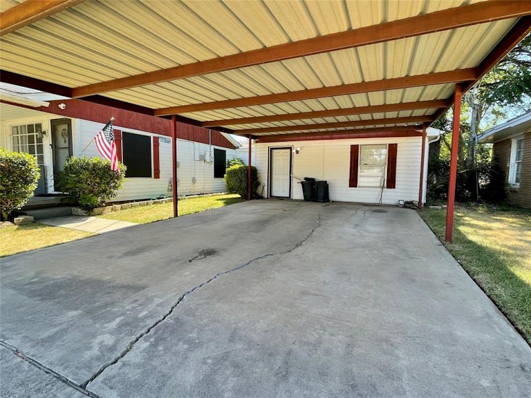 Photo 4 of 26 - 131 N Roe St, Fort Worth, TX 76108