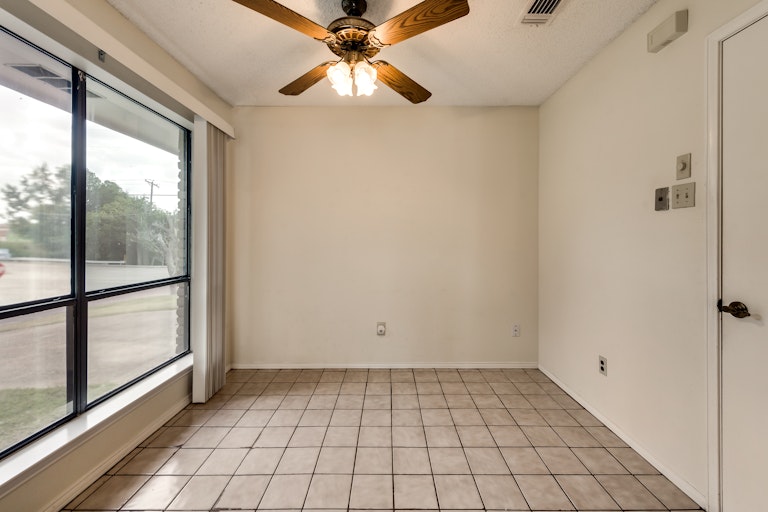 Photo 15 of 28 - 718 Cliffwood Cir, Duncanville, TX 75116