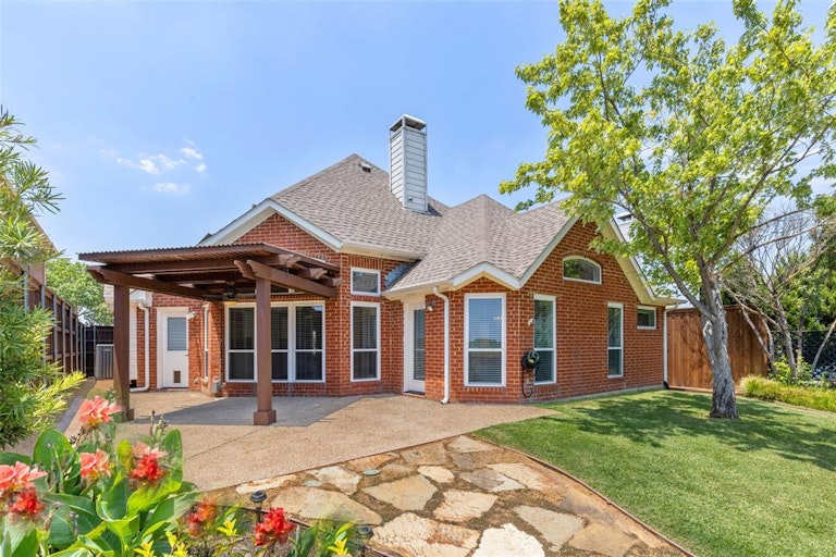 Photo 1 of 28 - 8904 Lakewood Dr, Irving, TX 75063