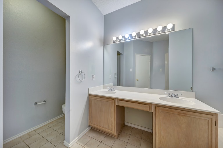 Photo 17 of 26 - 1020 Havenbrook Dr, Arlington, TX 76001