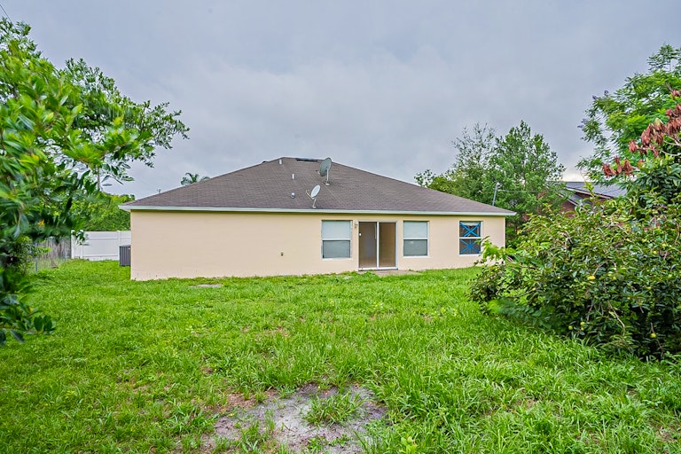 Photo 9 of 30 - 2001 W Prairie Cir, Deltona, FL 32725