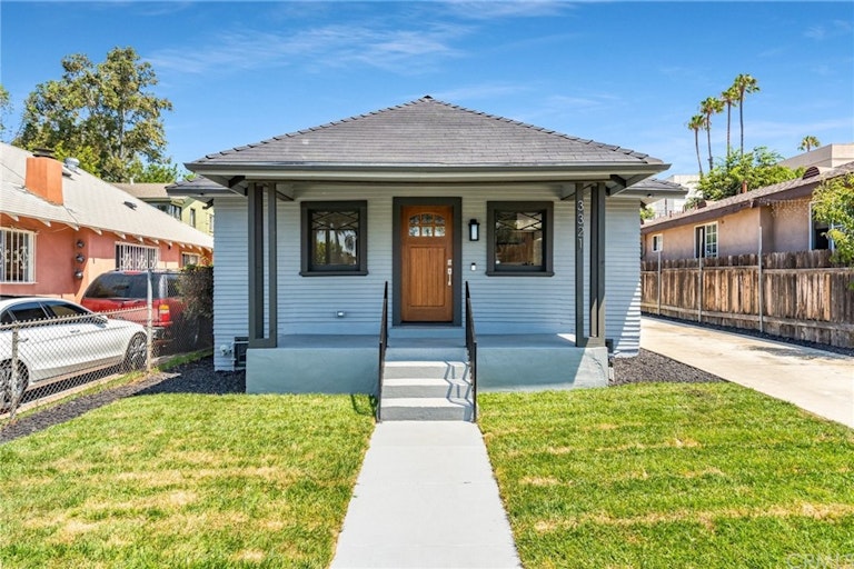 Photo 1 of 25 - 3321 W 27th St, Los Angeles, CA 90018