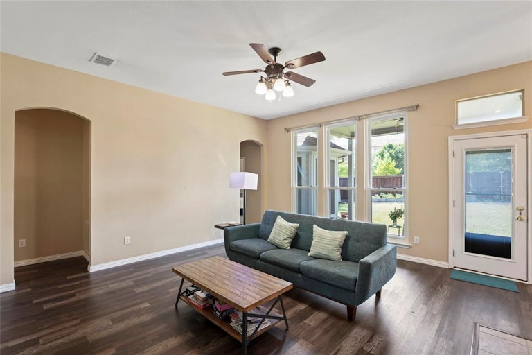 Photo 6 of 39 - 318 Fort Edward Dr, Arlington, TX 76002