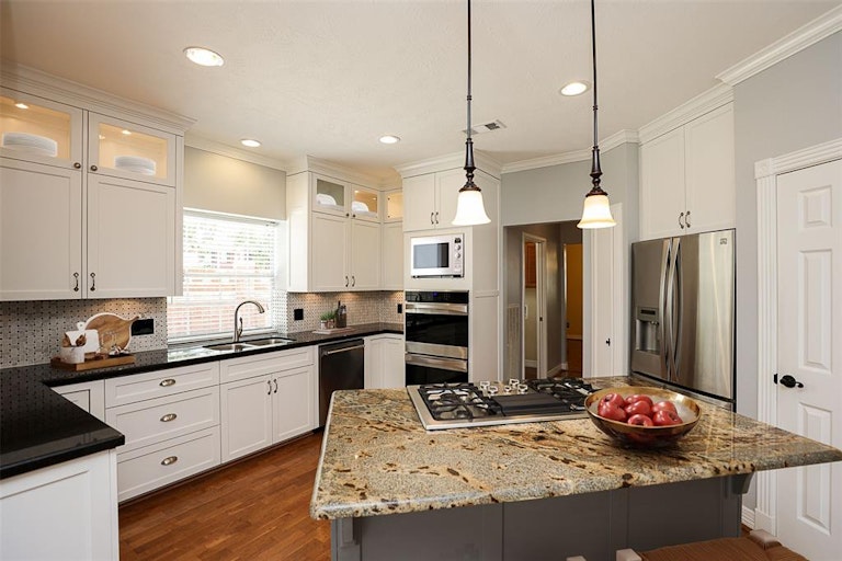 Photo 16 of 50 - 16011 Camillia Trl, Tomball, TX 77377