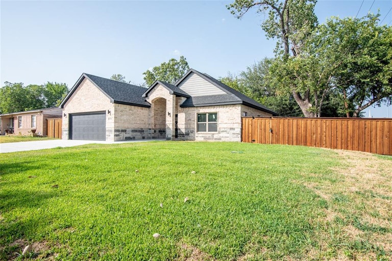 Photo 4 of 22 - 4700 Harper Dr, Mesquite, TX 75150