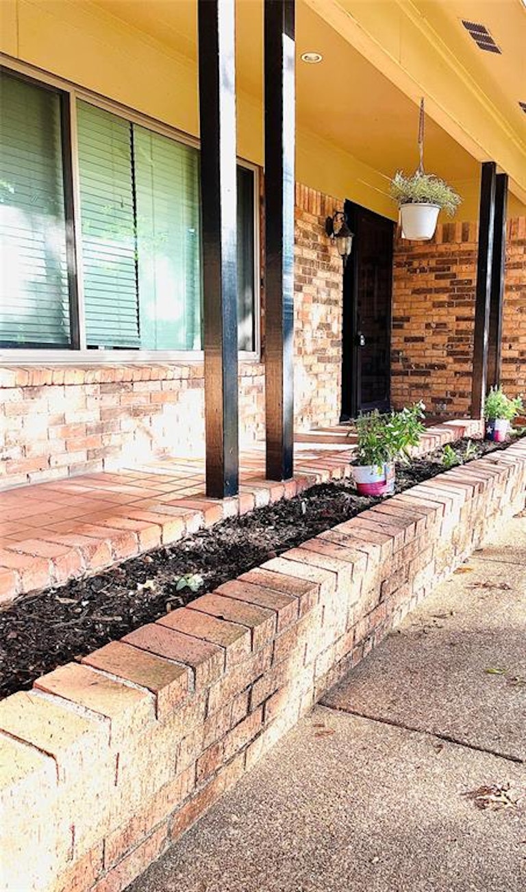 Photo 2 of 22 - 715 Vail Dr, Arlington, TX 76012