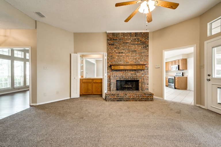 Photo 5 of 30 - 1403 Mapleview Dr, Carrollton, TX 75007
