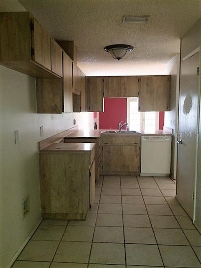 Photo 3 of 16 - 1530 Baker Rd, Lutz, FL 33559