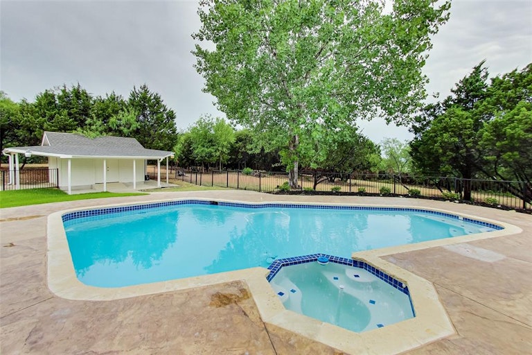 Photo 37 of 40 - 2414 Diamond Point Dr, Cedar Hill, TX 75104