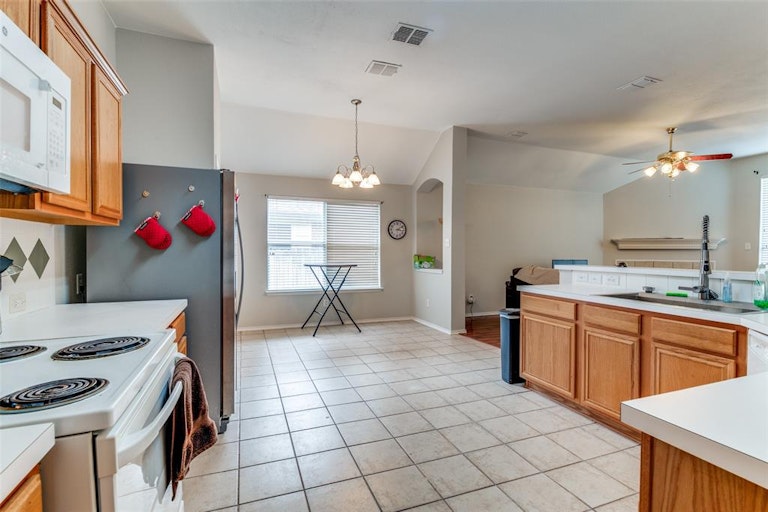 Photo 11 of 21 - 4500 Gila Bend Ln, Fort Worth, TX 76137
