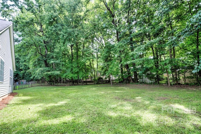 Photo 18 of 18 - 7731 Ivy Hollow Dr, Charlotte, NC 28227