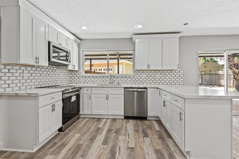 Photo 10 of 36 - 214 Andorra Ln, Houston, TX 77015