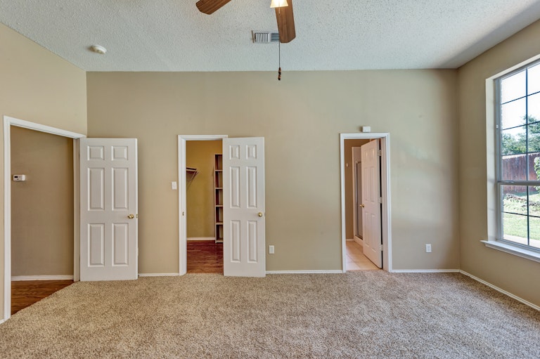 Photo 16 of 28 - 8755 Saranac Trl, Fort Worth, TX 76118