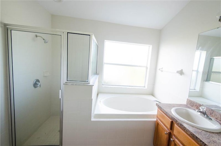 Photo 16 of 25 - 812 Barclay Wood Dr, Ruskin, FL 33570