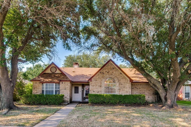 Photo 1 of 25 - 108 Pear Tree Pl, Denton, TX 76207