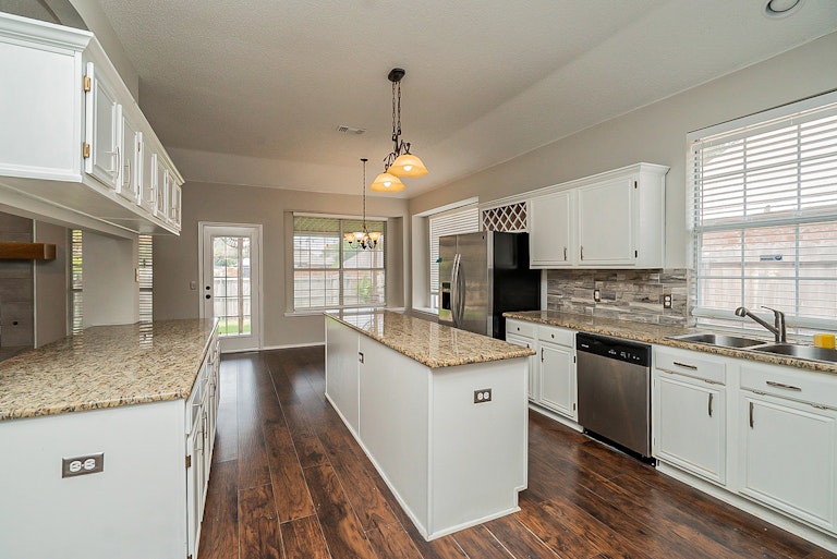Photo 8 of 47 - 1309 Woodthorpe Dr, Mesquite, TX 75181