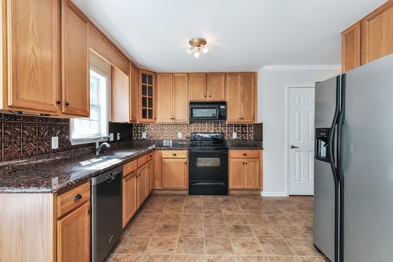 Photo 12 of 25 - 2973 Deep Glen Ct, Raleigh, NC 27603