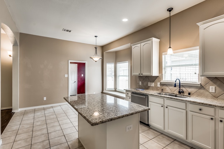 Photo 15 of 24 - 1226 Long Leaf Dr, Savannah, TX 76227