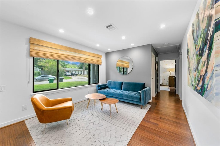 Photo 14 of 26 - 1807 Gardenia Dr, Houston, TX 77018