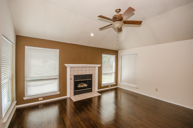 Photo 11 of 36 - 3481 Galaway Bay Dr, Grand Prairie, TX 75052