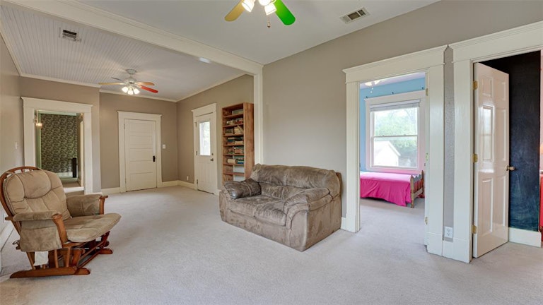 Photo 18 of 40 - 613 E Marvin Ave, Waxahachie, TX 75165