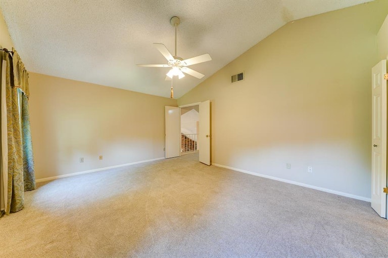 Photo 21 of 38 - 9715 Stableway Dr, Houston, TX 77065