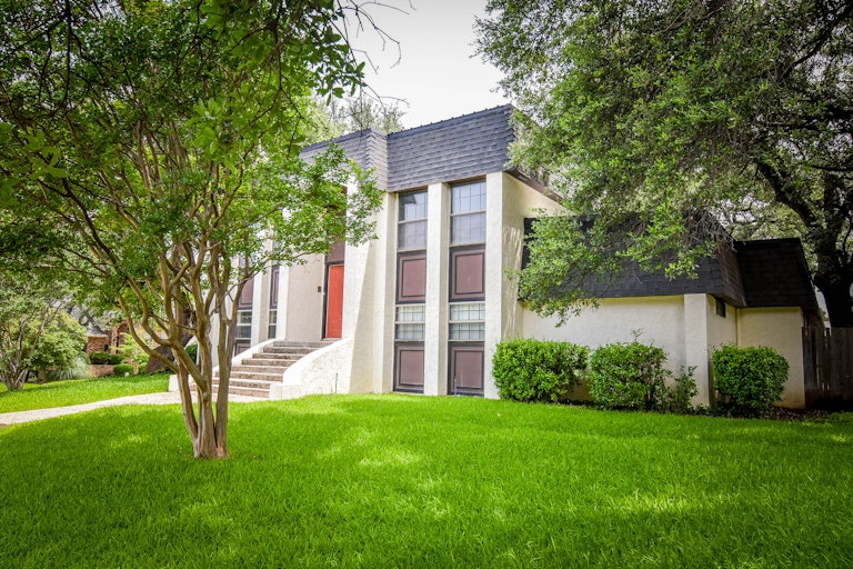 Photo 4 of 30 - 9140 Westwood Shores Dr, Fort Worth, TX 76179