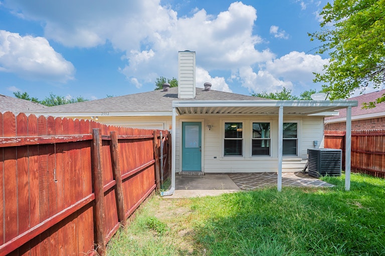 Photo 5 of 19 - 2552 Pilgrim Rest Dr, Dallas, TX 75237