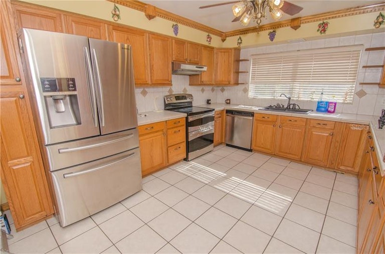 Photo 10 of 25 - 790 N 8th St, Eagle Lake, FL 33839