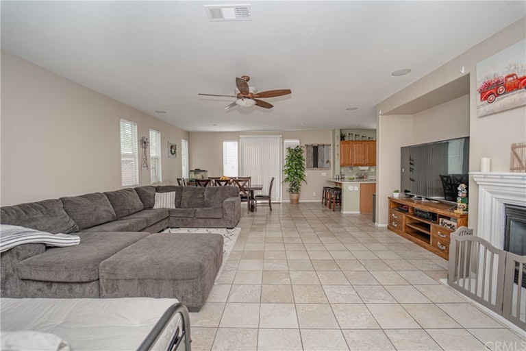Photo 14 of 36 - 3982 Barbury Palms Way, Perris, CA 92571