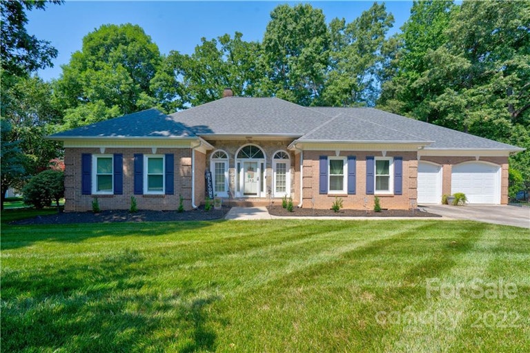 Photo 1 of 32 - 103 Medallion Ct, Gastonia, NC 28056
