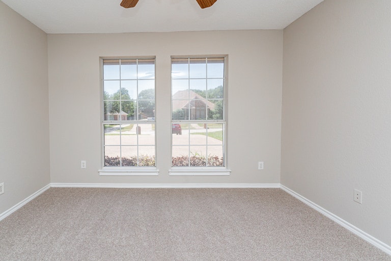Photo 19 of 25 - 10170 Meadowcrest Dr, Benbrook, TX 76126