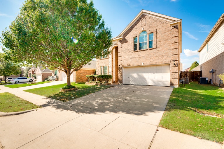 Photo 1 of 33 - 9909 Chadbourne Rd, Fort Worth, TX 76244