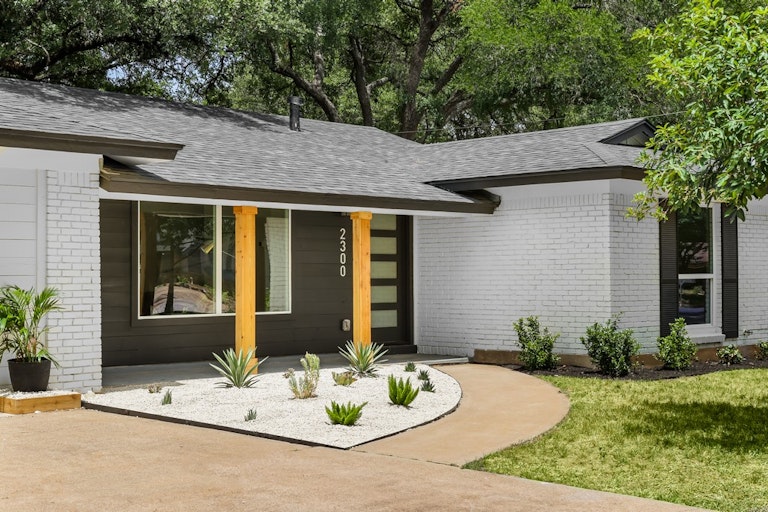 Photo 2 of 33 - 2300 Fair Oaks Dr, Austin, TX 78745