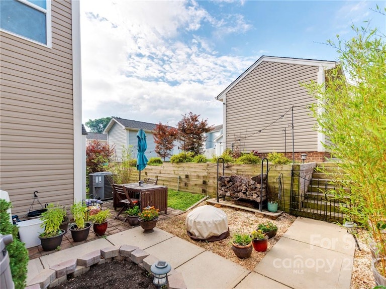 Photo 31 of 39 - 8112 Dumphries Dr, Huntersville, NC 28078
