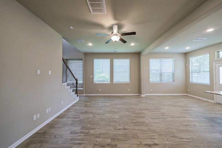 Photo 5 of 32 - 12426 Alora Bluff Trl, Humble, TX 77346