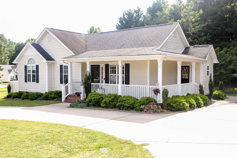Photo 3 of 26 - 1004 Knighthood Ln, Knightdale, NC 27545