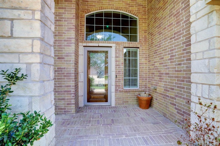 Photo 2 of 32 - 1910 Grandoak Dr, Pearland, TX 77581