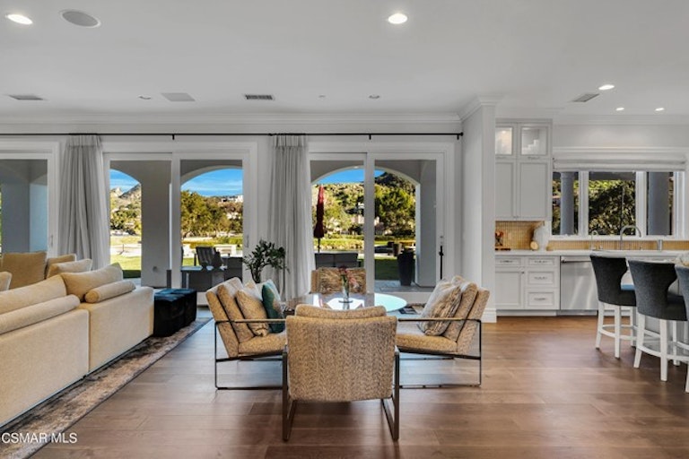 Photo 19 of 80 - 208 W Stafford Rd, Thousand Oaks, CA 91361