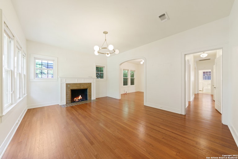 Photo 7 of 39 - 347 E Huisache Ave, San Antonio, TX 78212